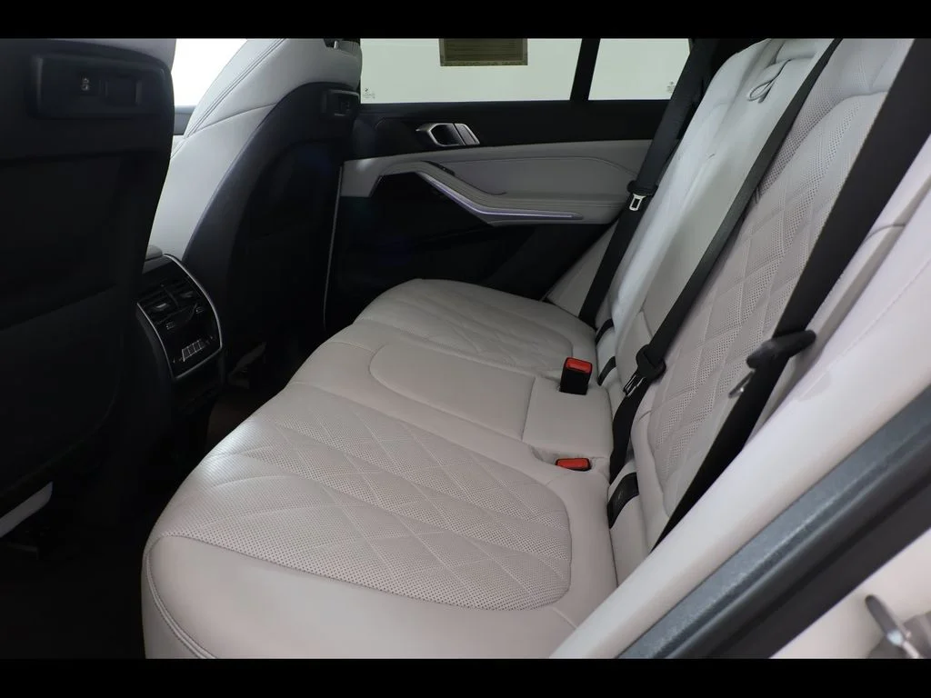 Used 2023 White BMW sDrive40i image 10