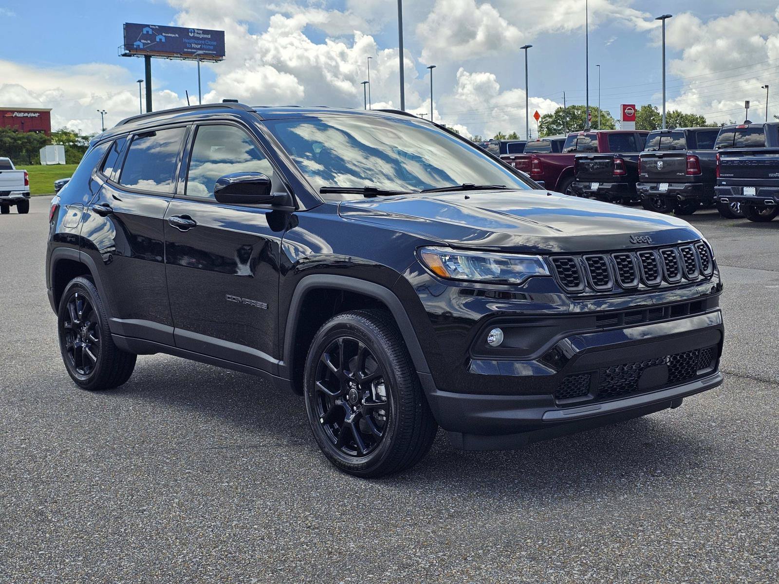 New 2026 Diamond Black Crystal Pearlcoat Jeep Latitude Altitude image 5
