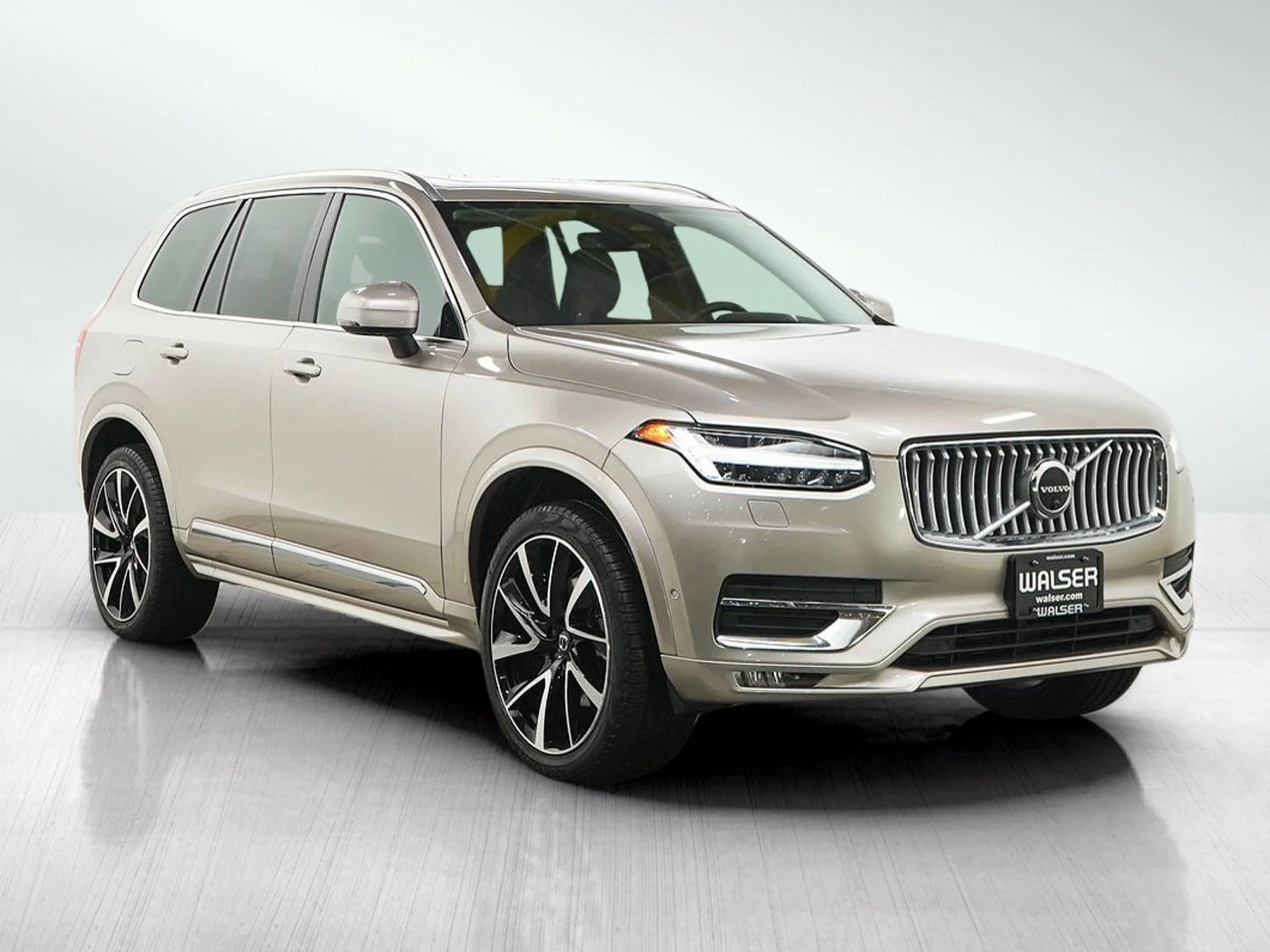 Used 2023 Dusk Metallic Volvo Plus image 7