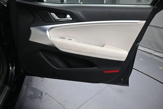 Used 2025 Black Genesis 2.5T image 13