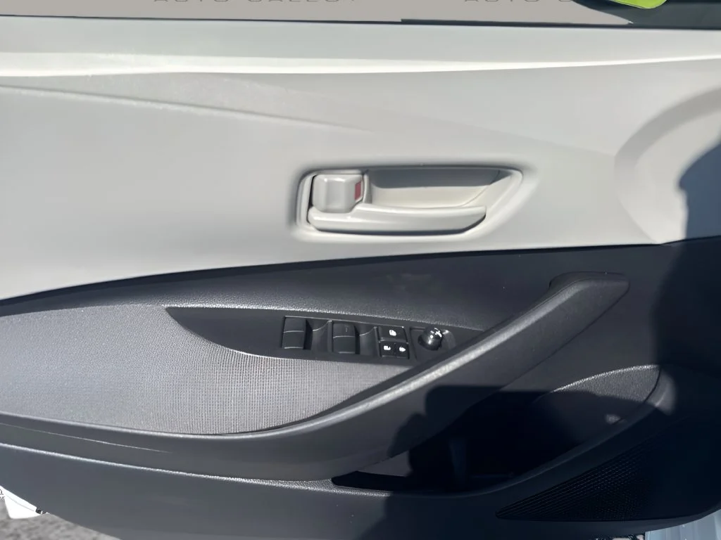 Used 2025 White Toyota LE image 21