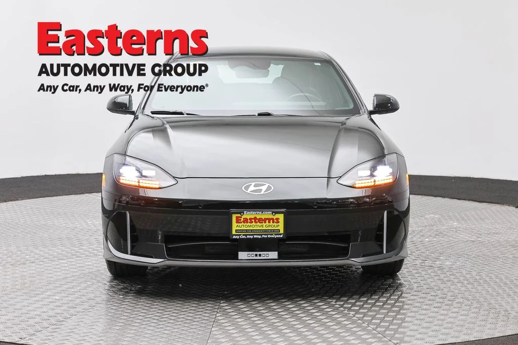 Used 2023 Green Hyundai SEL image 2