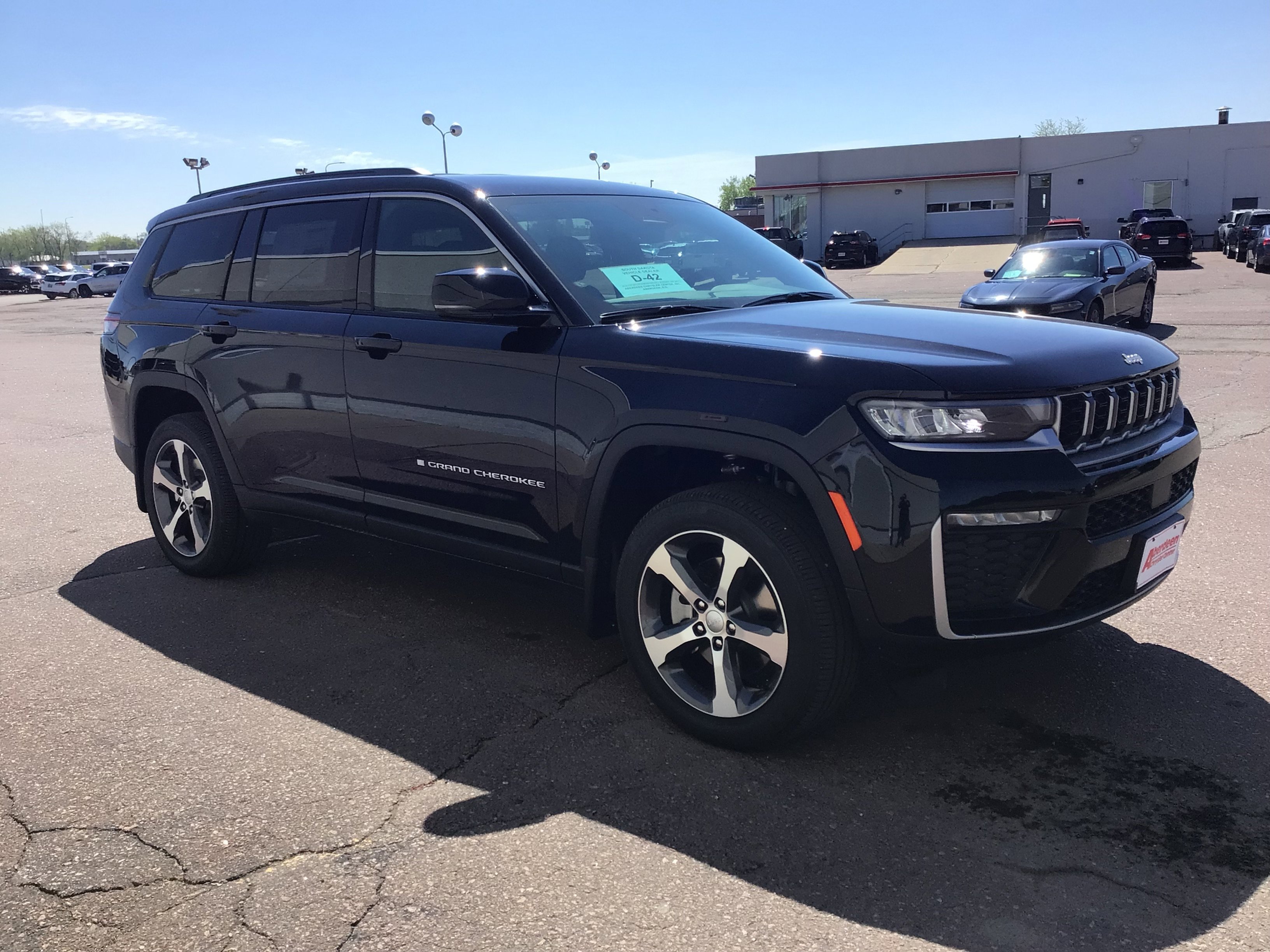 New 2026 Diamond Black Crystal Pearl-Coat Exterior Paint Jeep Limited image 8