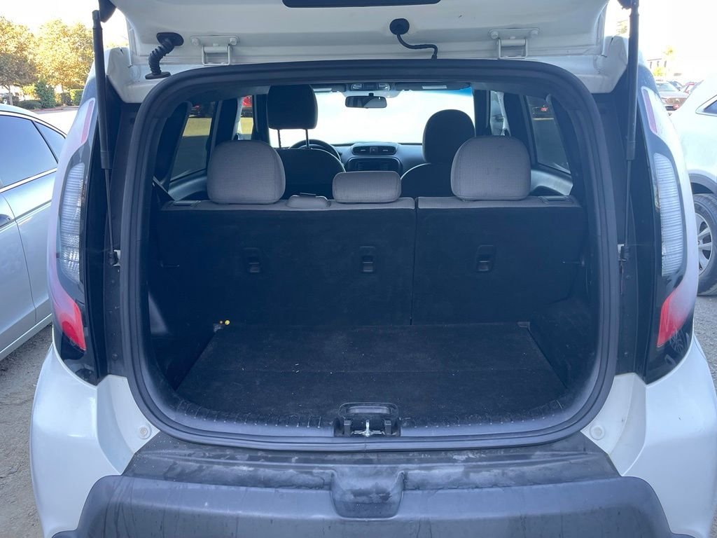 Used 2015 Clear White Kia Base image 12