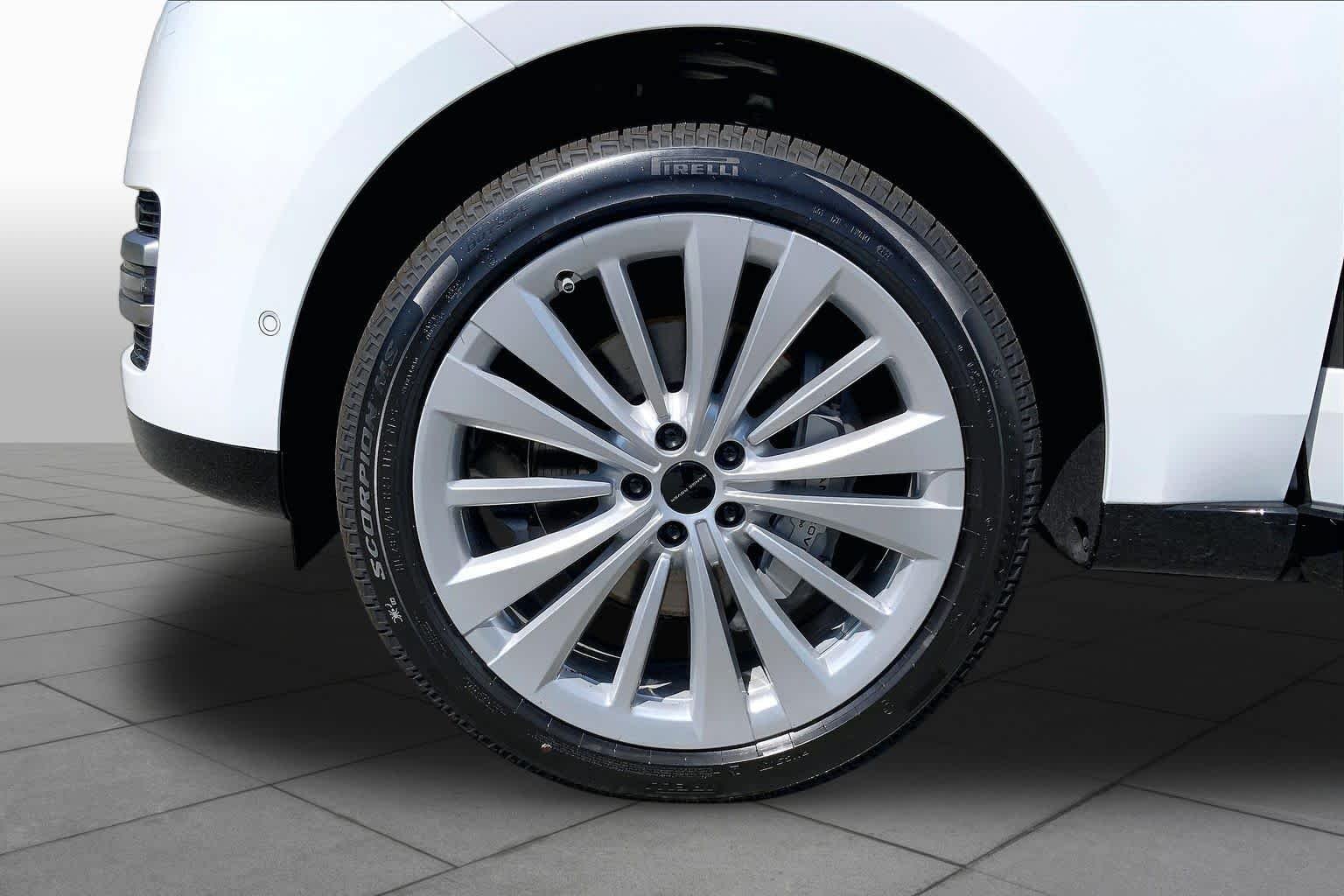 New 2026 Fuji White Land Rover SE image 14