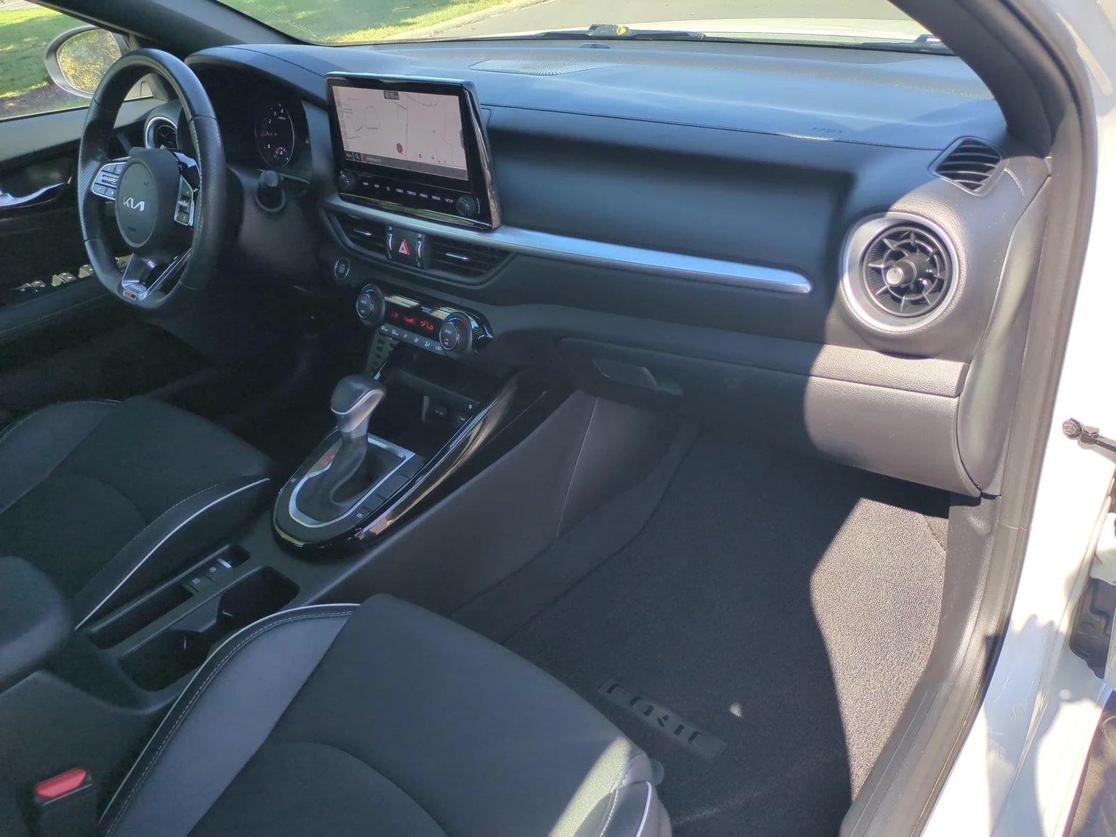 Used 2024 Snow White Pearl Kia GT-Line image 38