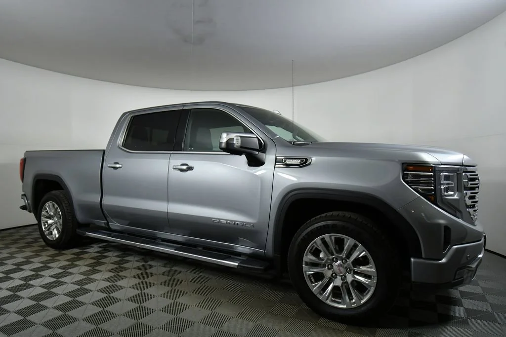 Used 2025 Sterling Metallic GMC Denali image 9