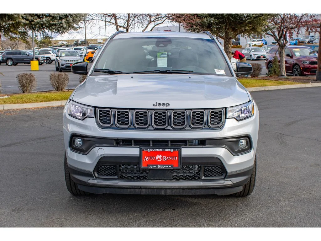 New 2026 Silver Zynith Metallic Clearcoat Jeep Latitude Altitude image 3