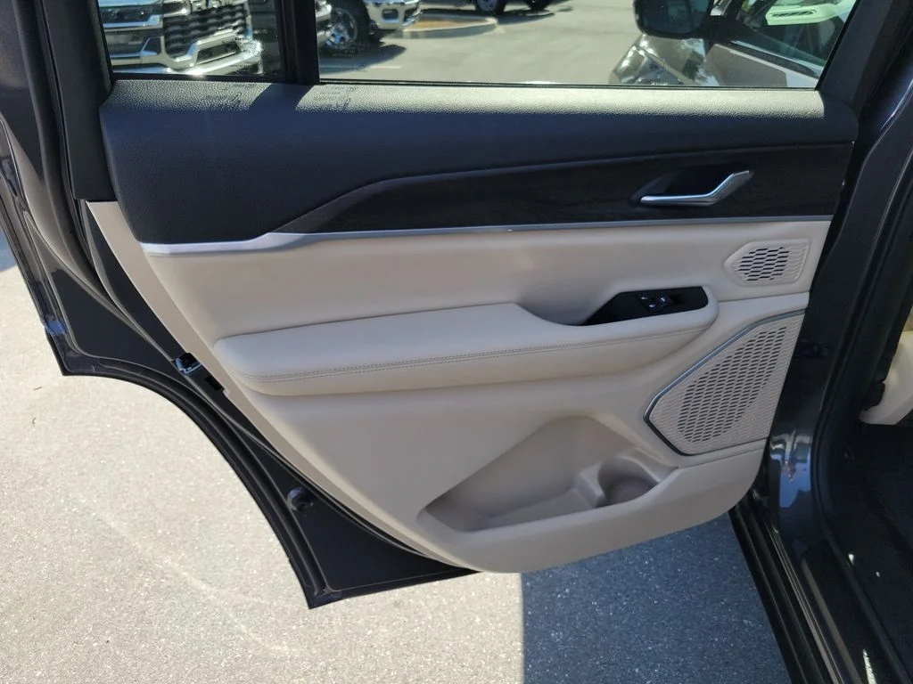 New 2026 Baltic Gray Metallic Clear-Coat Exterior Paint Jeep Limited image 26