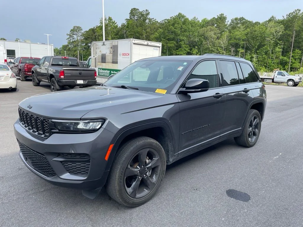 Used 2023 Gray Jeep Altitude X image 3
