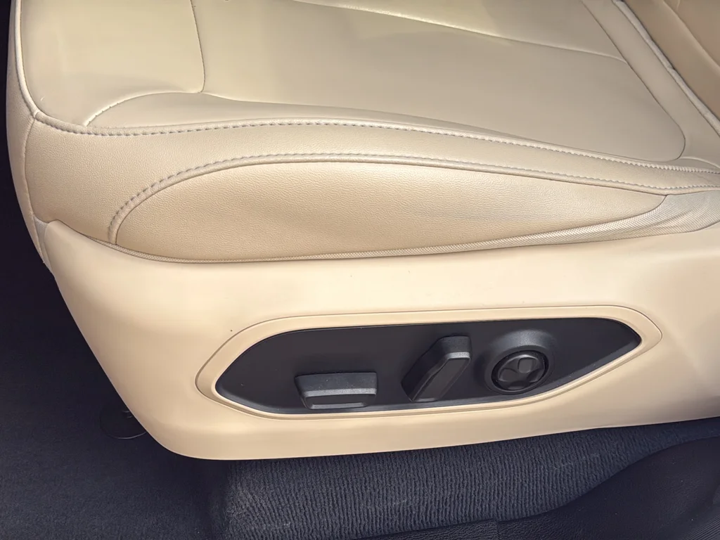 Used 2023 White Jeep Limited image 17