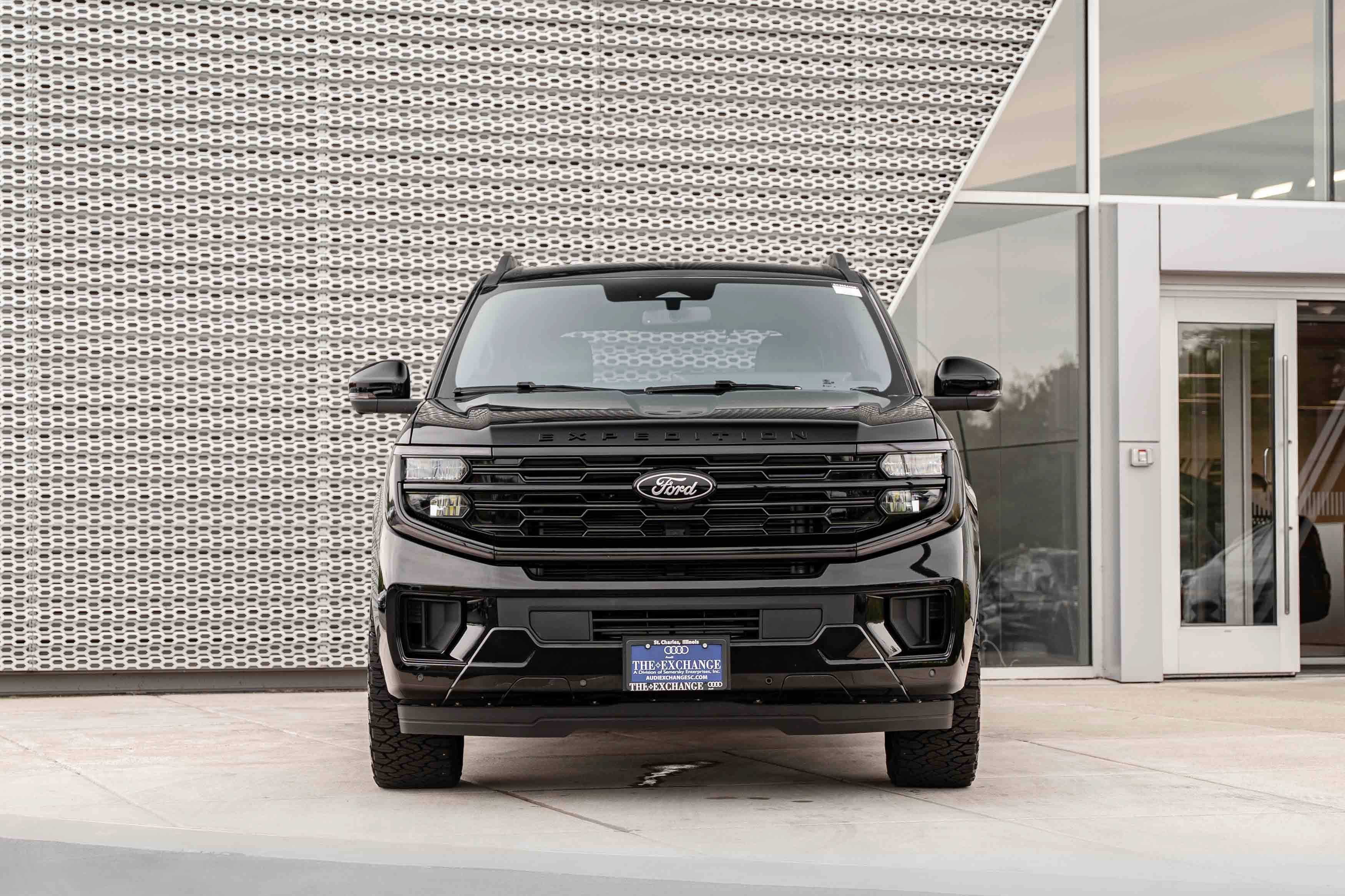 Used 2025 Agate Black Metallic Ford Platinum image 39