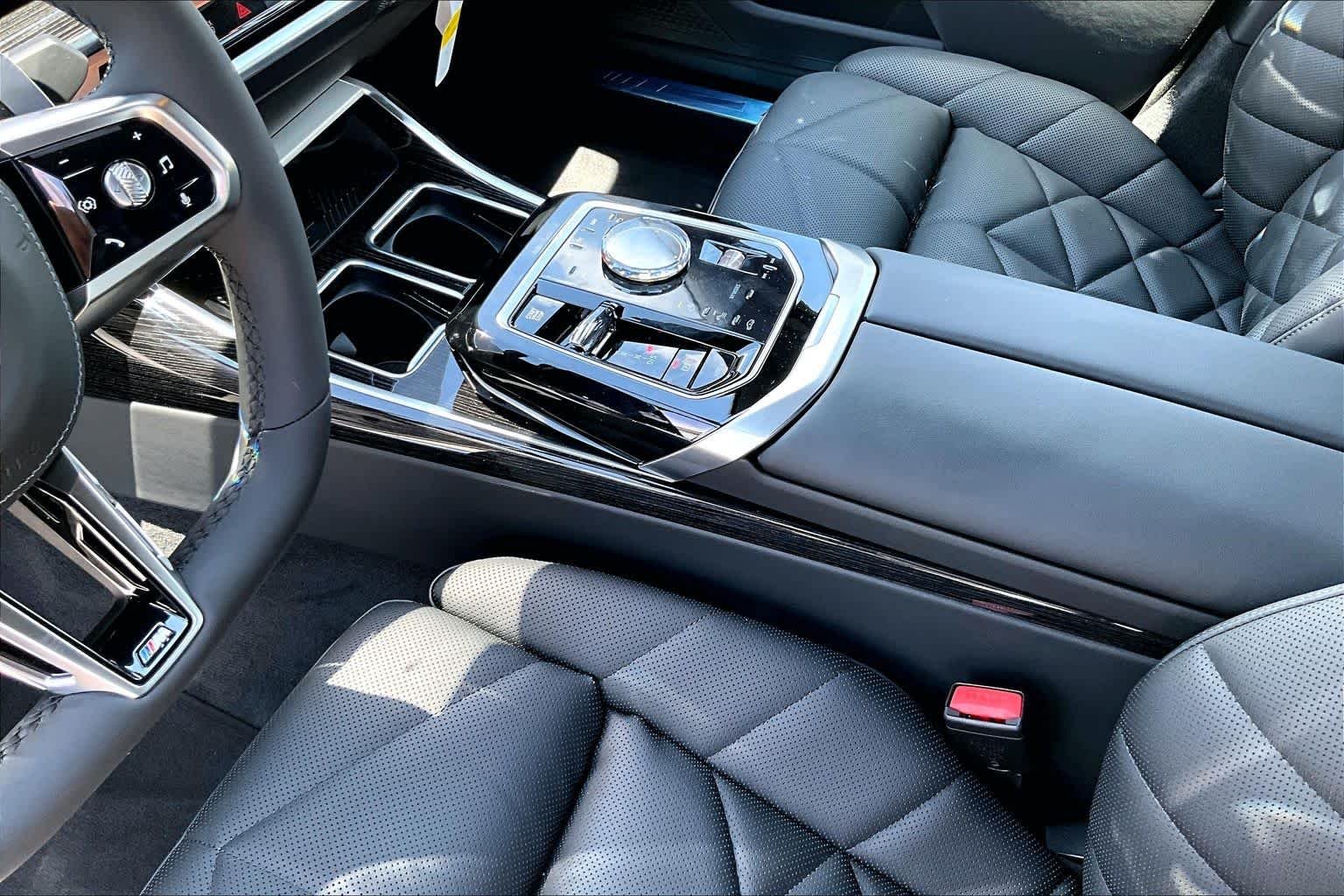 New 2026 Mineral White Metallic BMW 740i xDrive image 7