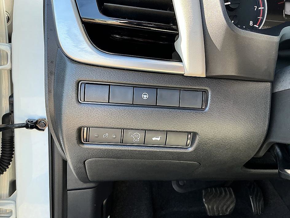 Certified Used 2023 Pearl White Tricoat Nissan SL image 13