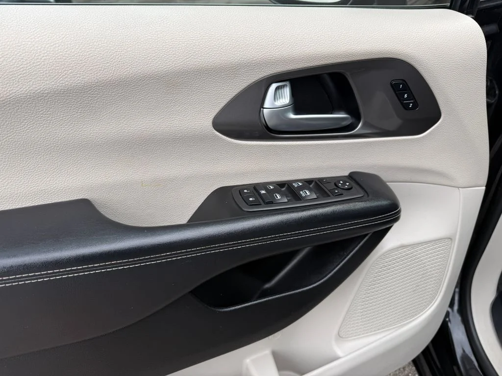 Used 2022 Black Chrysler Touring L image 28