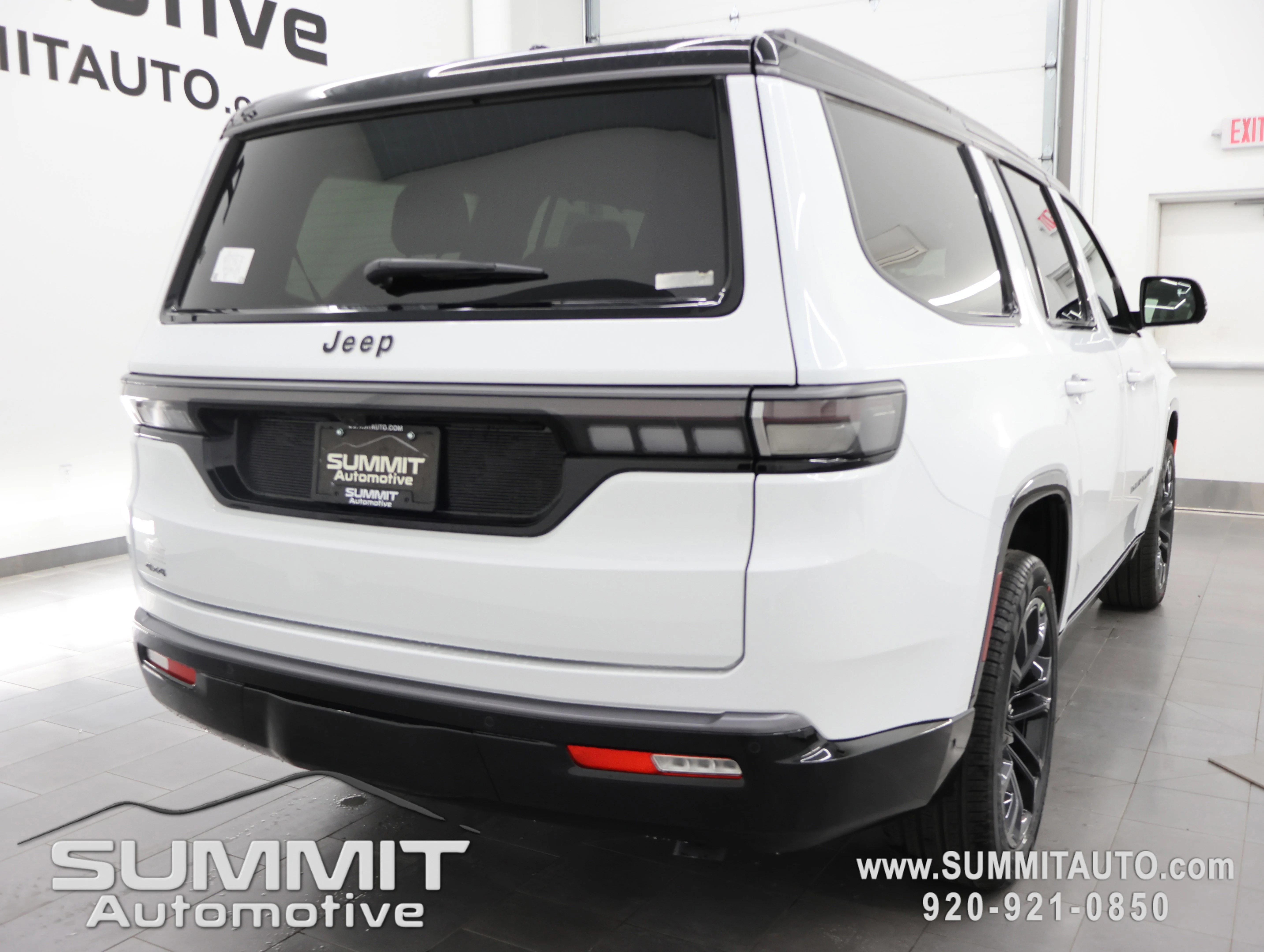 New 2026 Bright White Clear-Coat Exterior Paint Jeep Summit Obsidian image 4