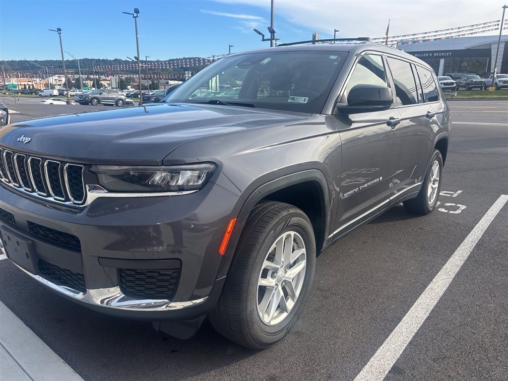 Used 2023 Gray Jeep Laredo image 8