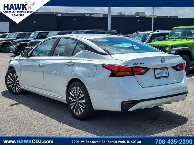 Used 2025 White Nissan 2.5 SV image 7
