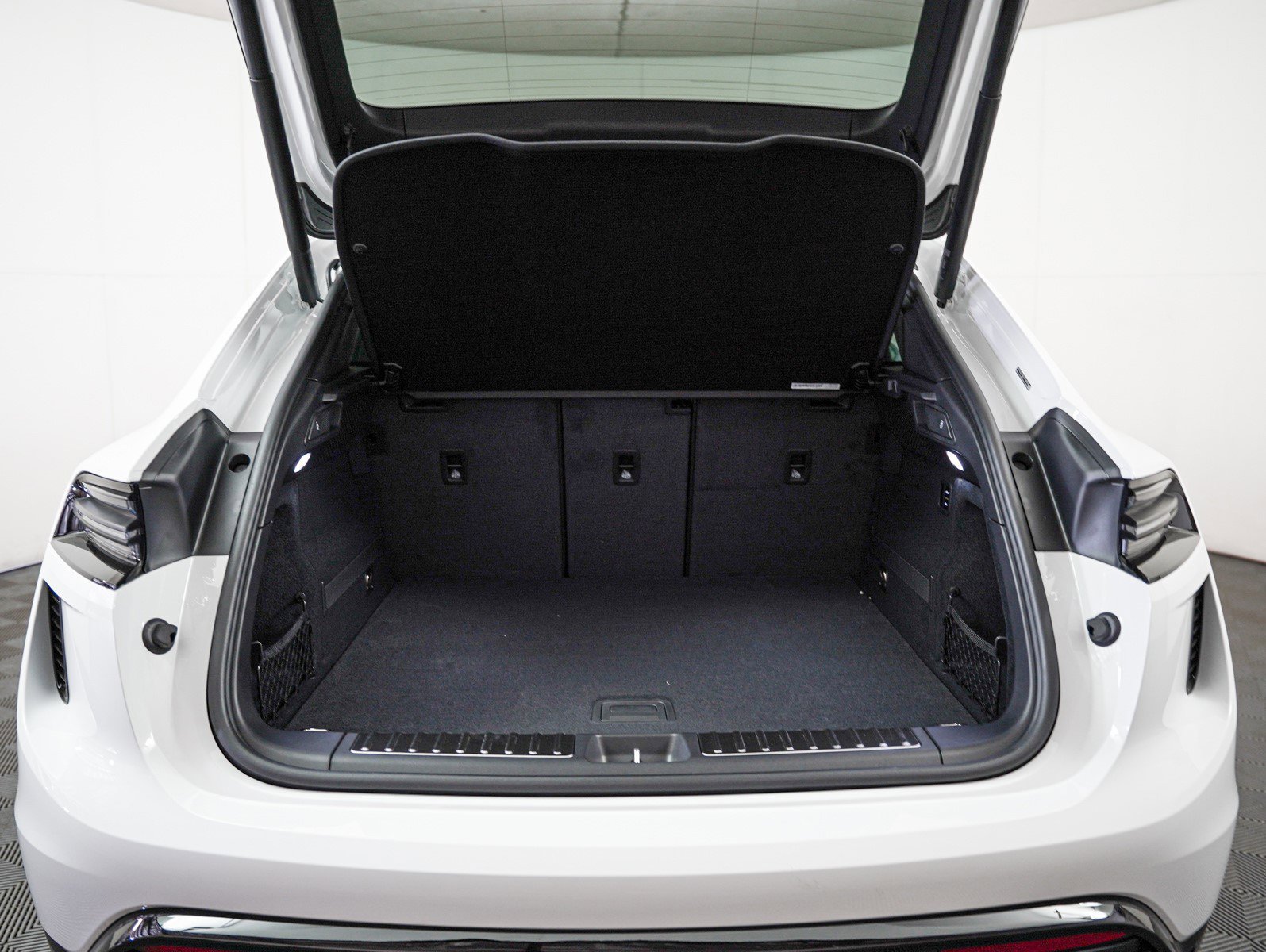 2025 Porsche Macan Turbo Electric - Photo 25