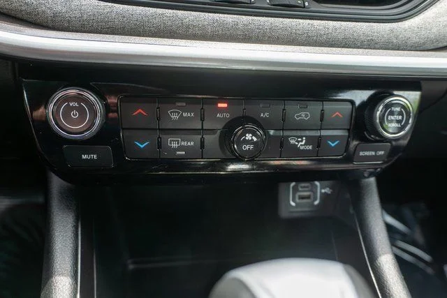 Used 2023 Silver Jeep Latitude image 27