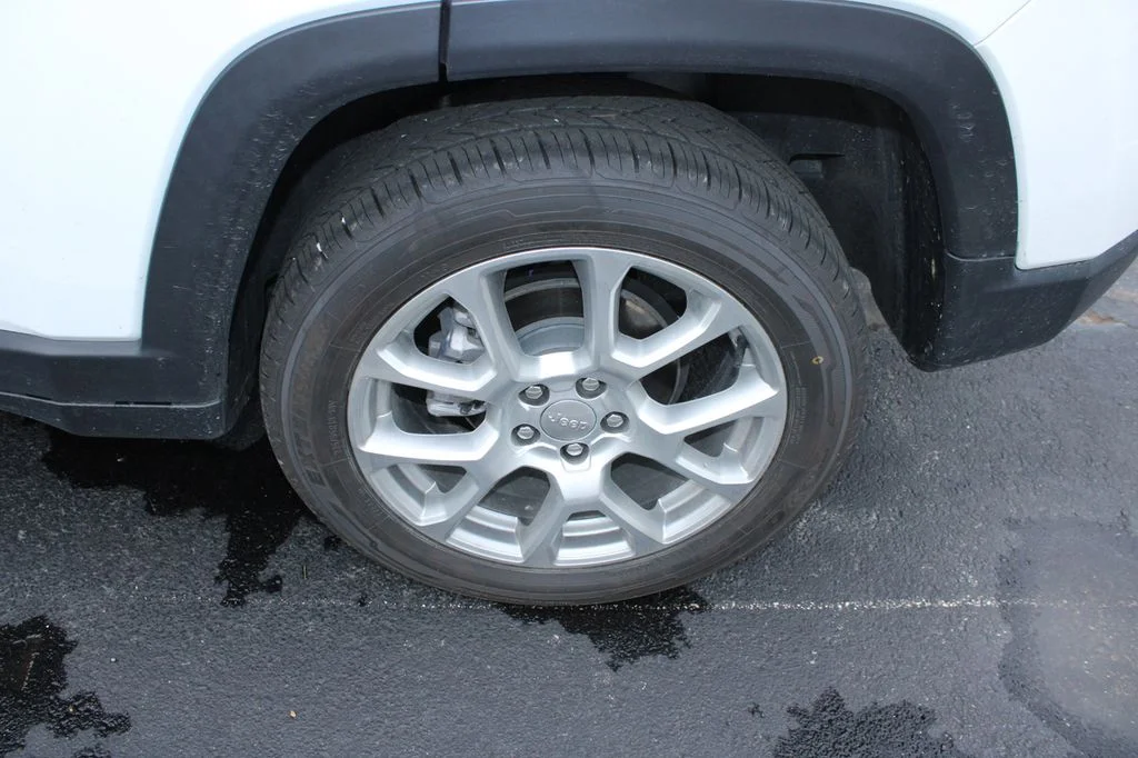 Used 2022 White Jeep Latitude Lux image 7