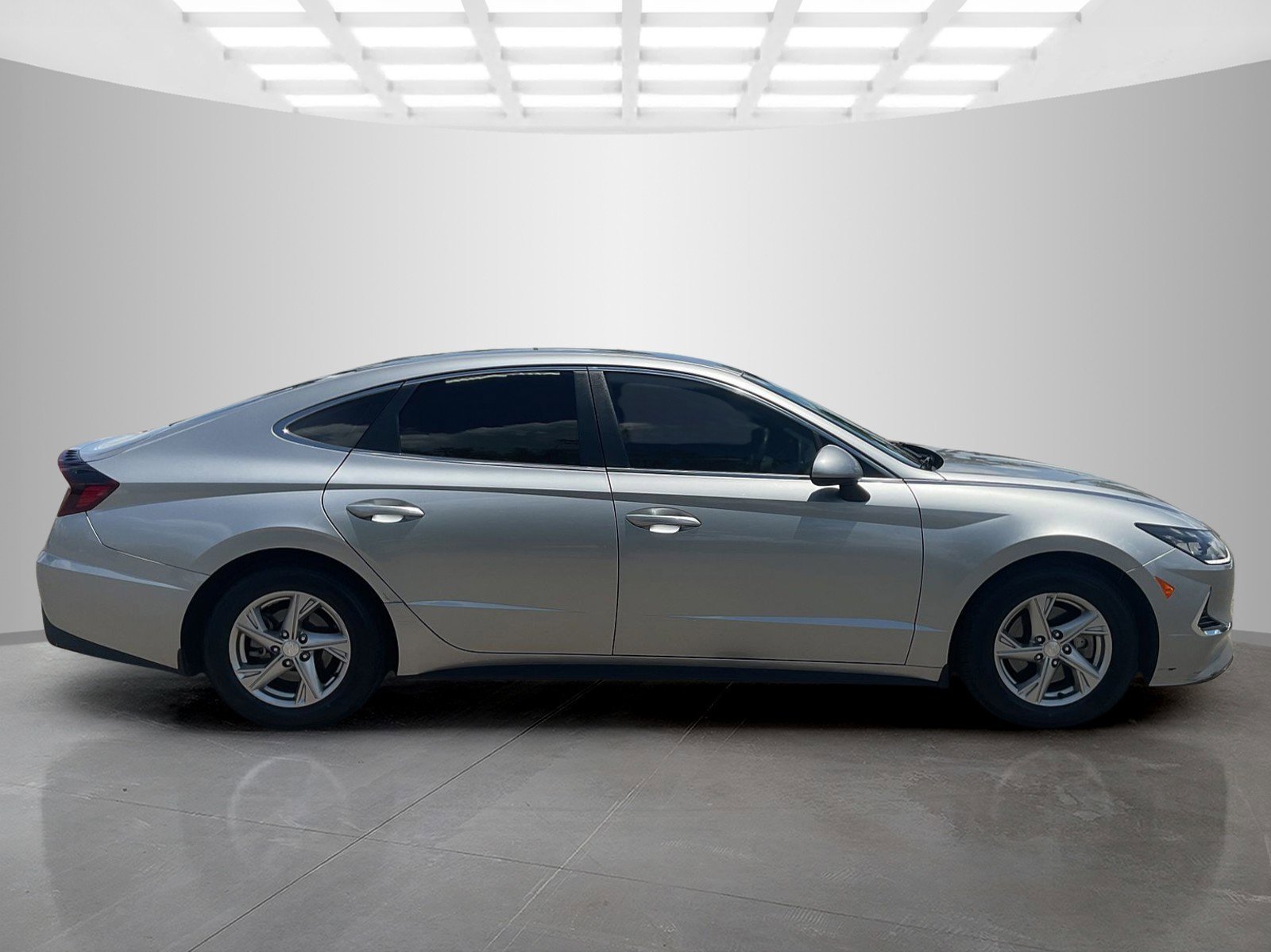 Used 2021 Shimmering Silver Pearl Hyundai SE image 6