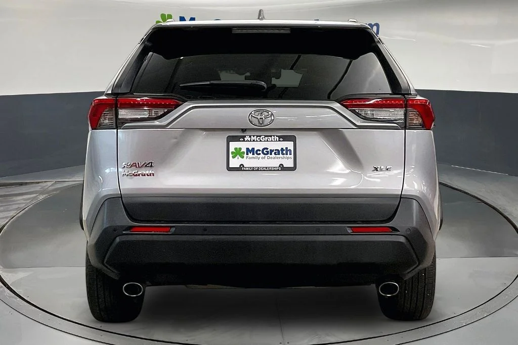 Used 2019 Silver Toyota XLE Premium image 6