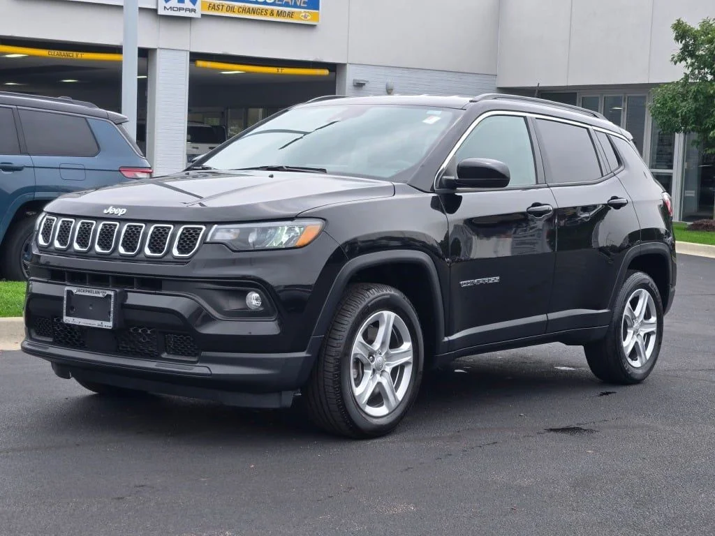 Used 2023 Black Jeep Latitude image 4