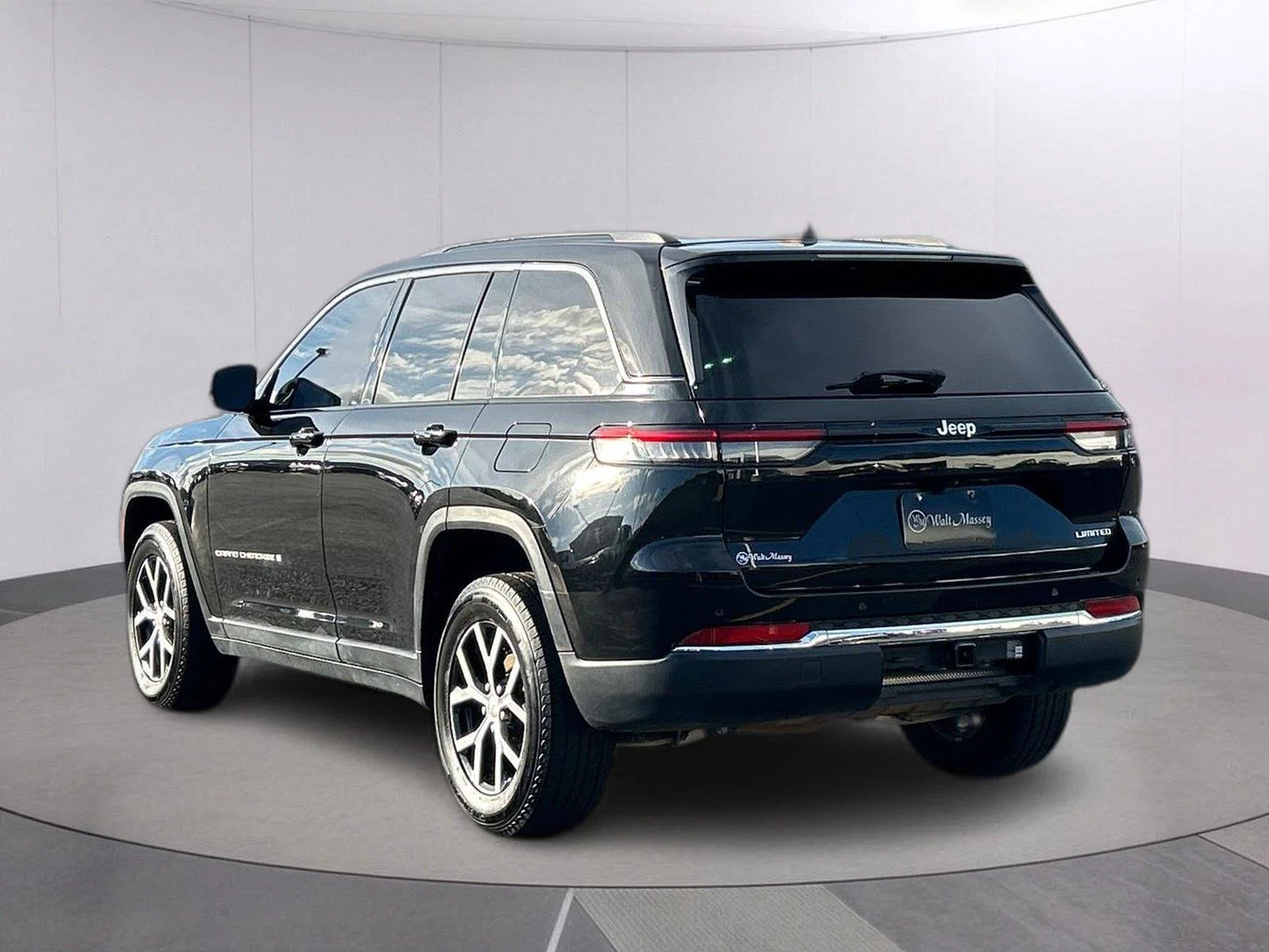 Used 2024 Diamond Black Crystal Pearlcoat Jeep Limited image 3