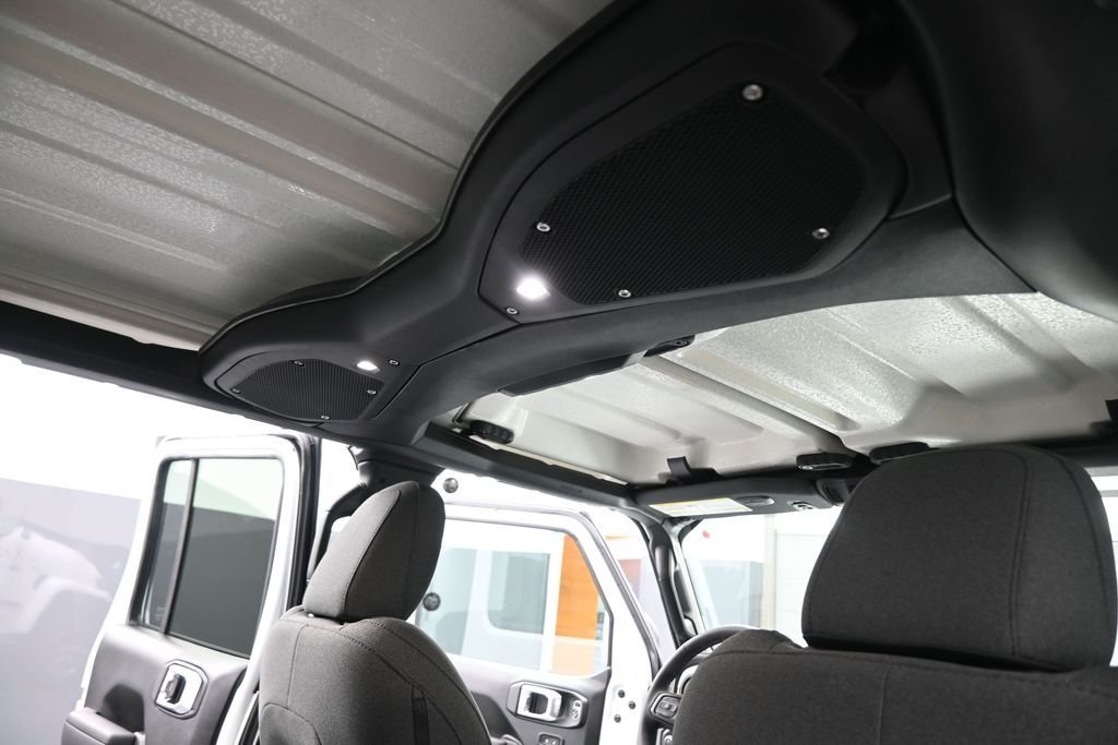 New 2026 Bright White Clear-Coat Exterior Paint Jeep Sport S image 24
