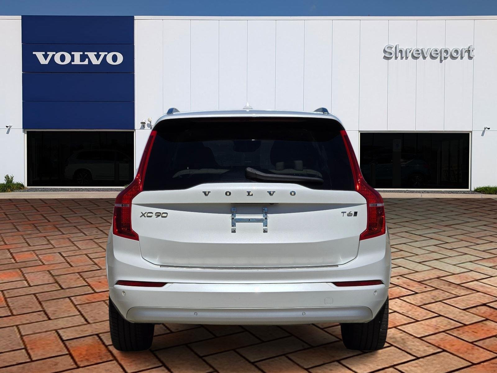 Used 2022 Crystal White Metallic Volvo Momentum image 5