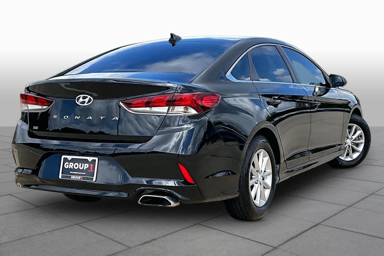 Used 2019 Phantom Black Hyundai SE image 11