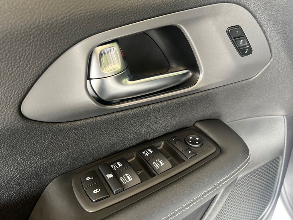 2026 Chrysler Pacifica Select - Photo 11