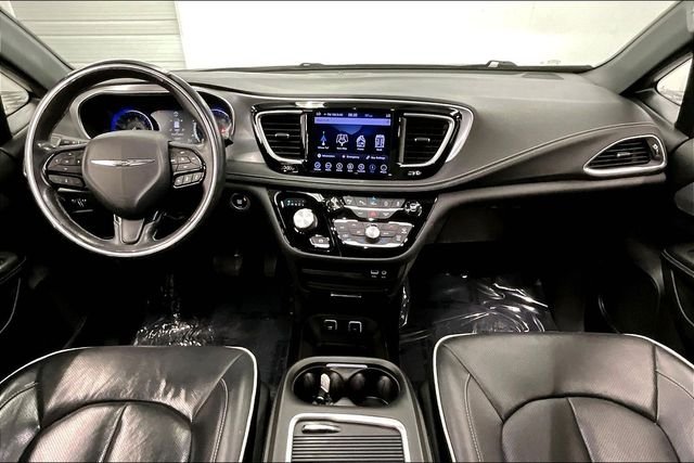 Used 2018 Granite Crystal Metallic Clearcoat Chrysler Limited image 18