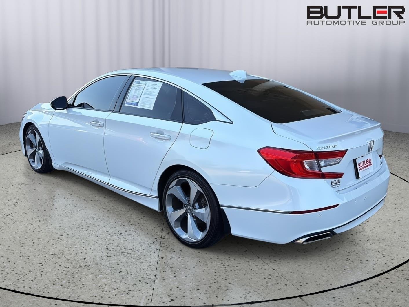 Used 2018 Platinum White Pearl Honda Touring image 4