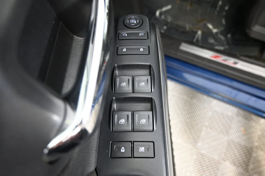 Used 2017 DEEP OCEAN BLUE METALLIC Chevrolet LT image 19