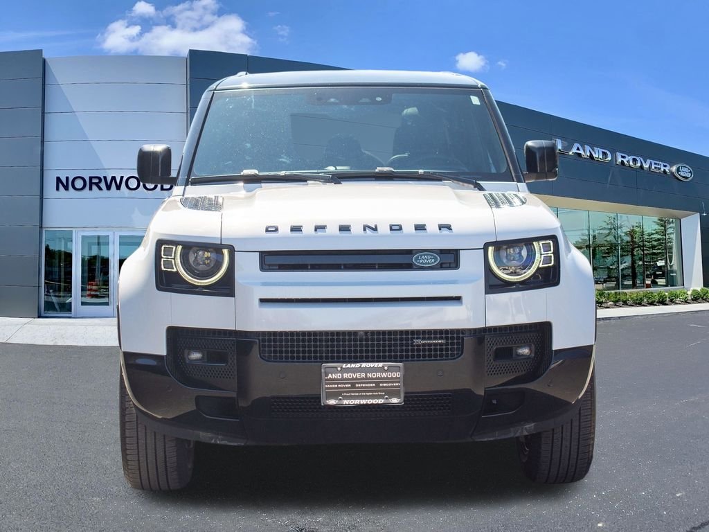 Used 2023 White Land Rover X-Dynamic SE image 2