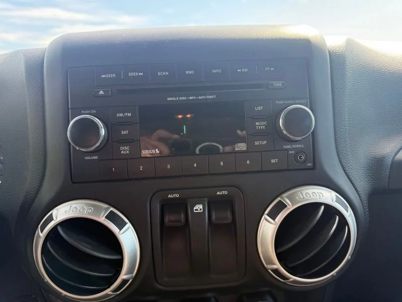 Used 2017 Green Jeep Sahara image 7
