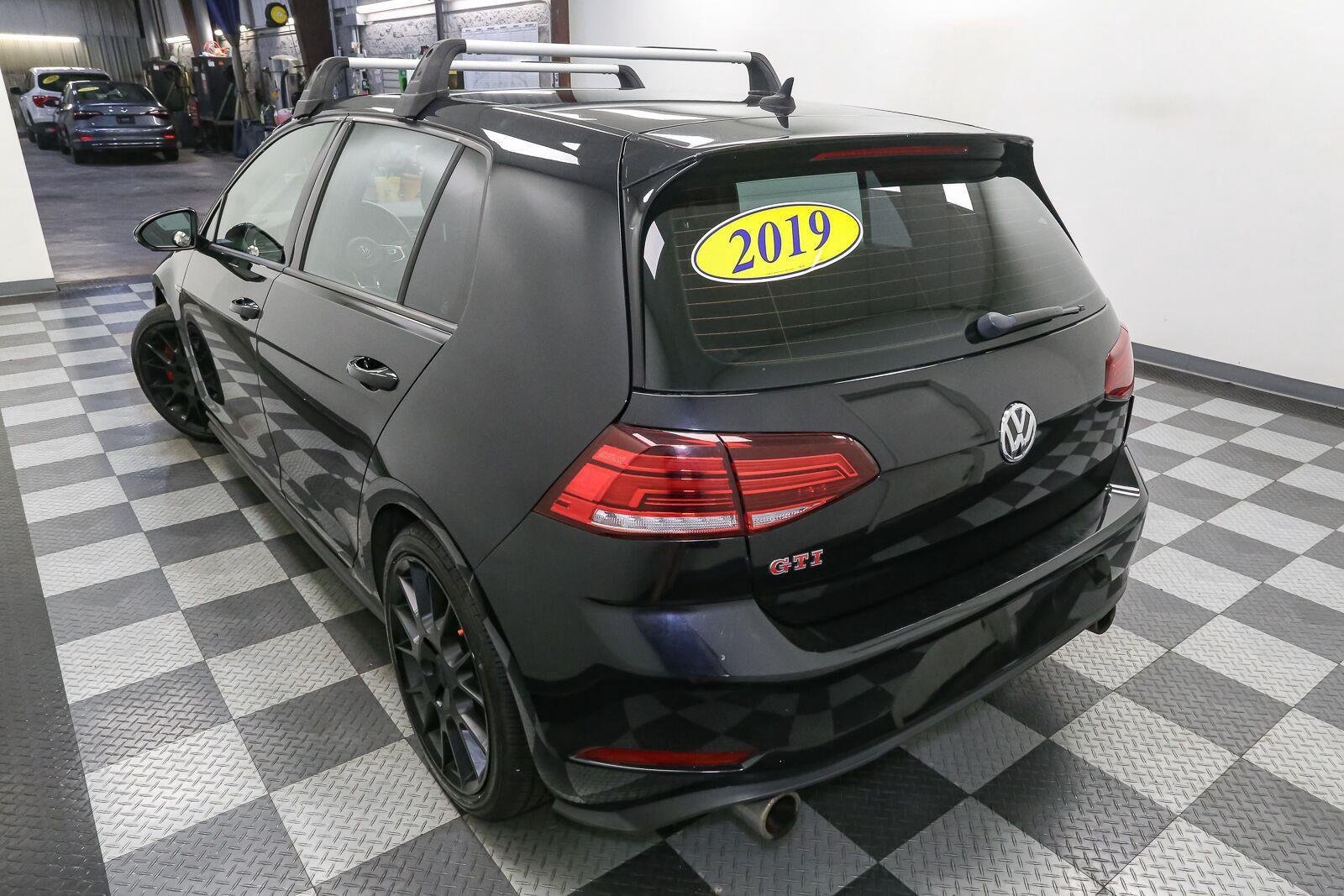 Used 2019 Deep Black Pearl Volkswagen SE image 10