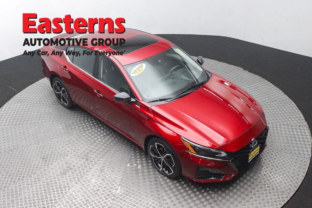 Used 2023 Red Nissan 2.5 SR image 3