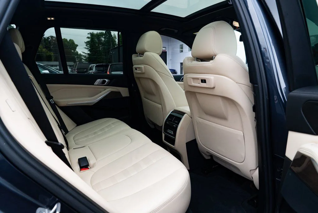 Used 2021 Gray BMW xDrive40i image 23