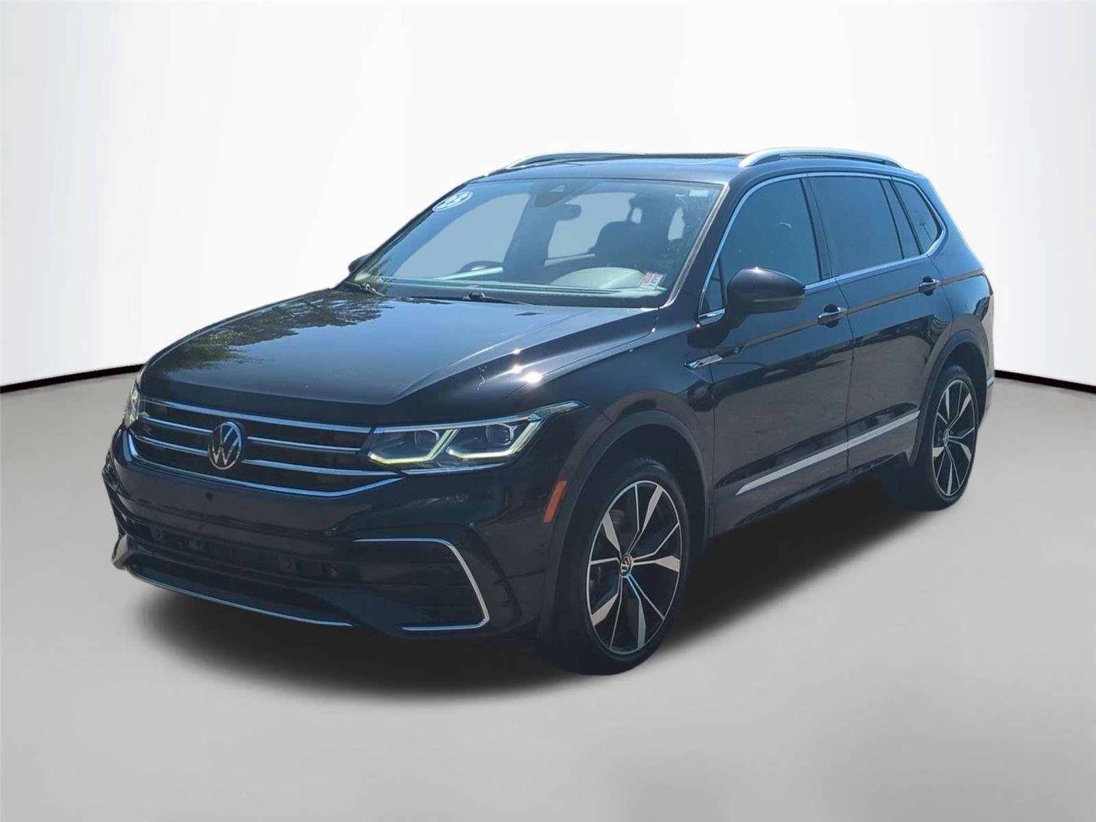 Used 2023  Volkswagen SEL R-Line image 1