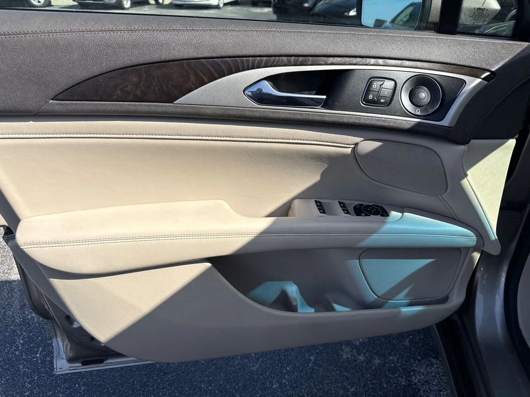 Used 2019  Lincoln Reserve I image 9