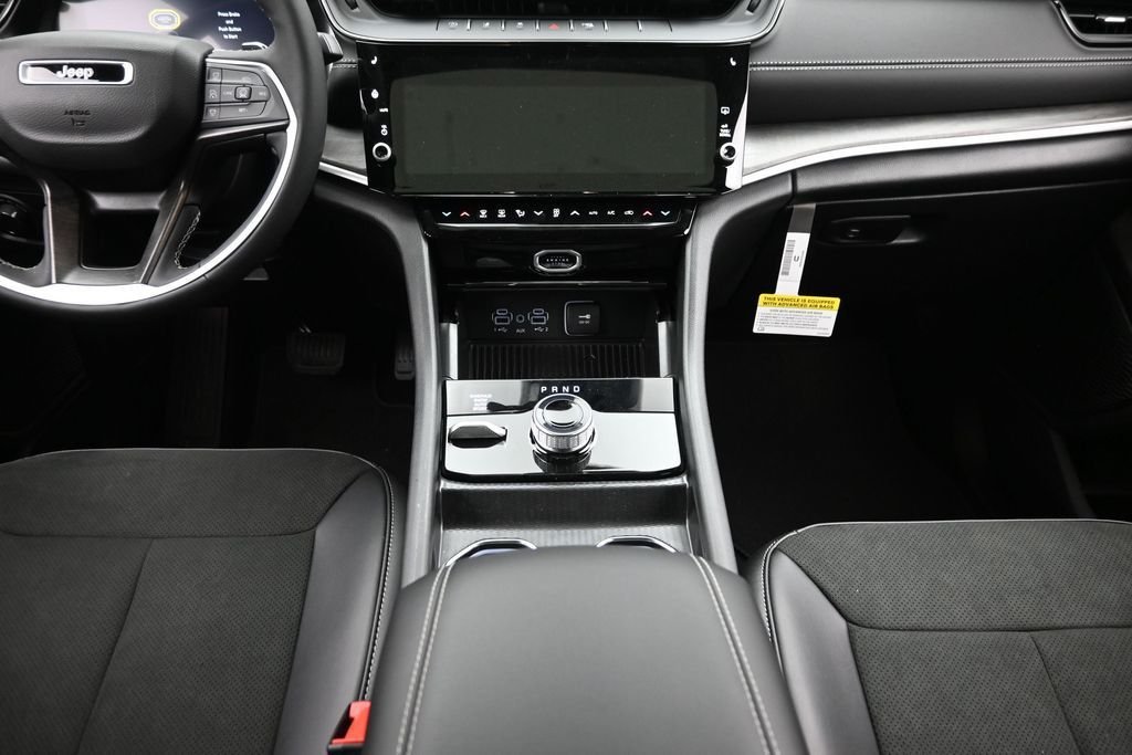 New 2026 Diamond Black Crystal Pearl-Coat Exterior Paint Jeep Altitude image 15