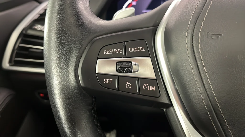 Used 2021 White BMW xDrive40i image 24