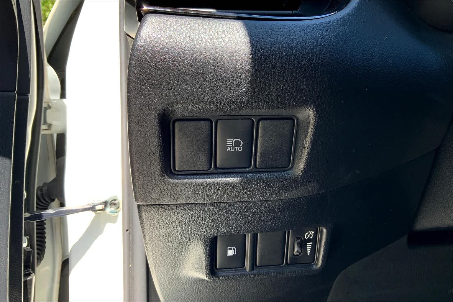 Used 2018 Blizzard Pearl Toyota XLE image 30