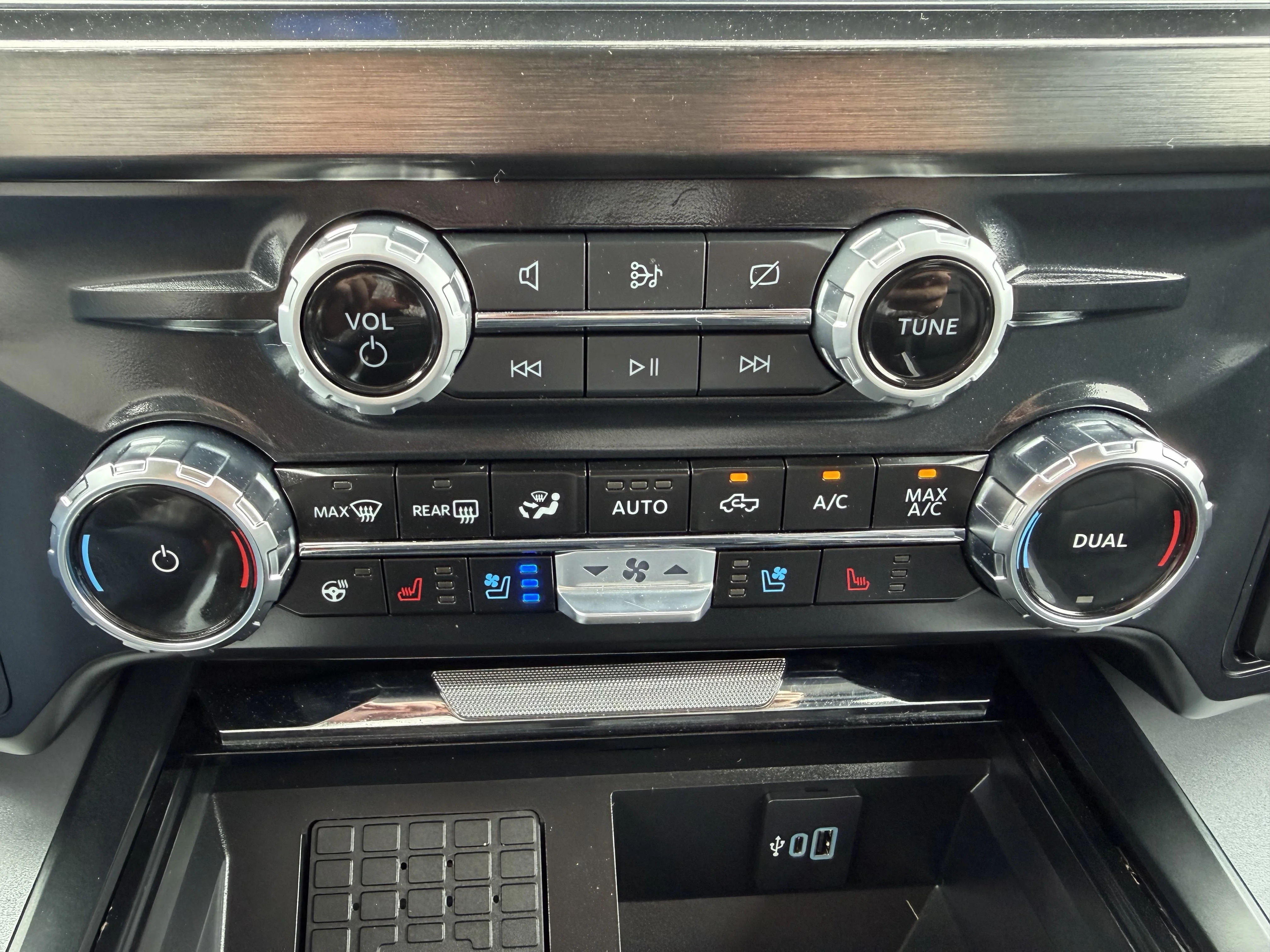 Used 2024 Blue Ford LARIAT image 19