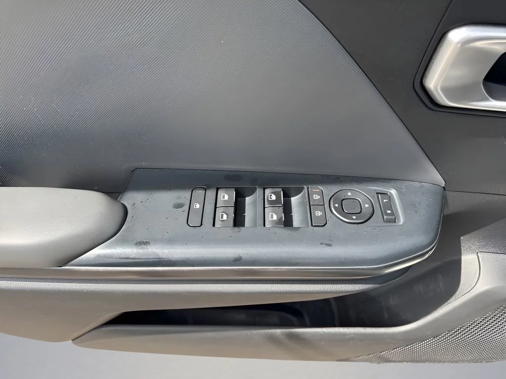 Used 2025 White Kia LXS image 22