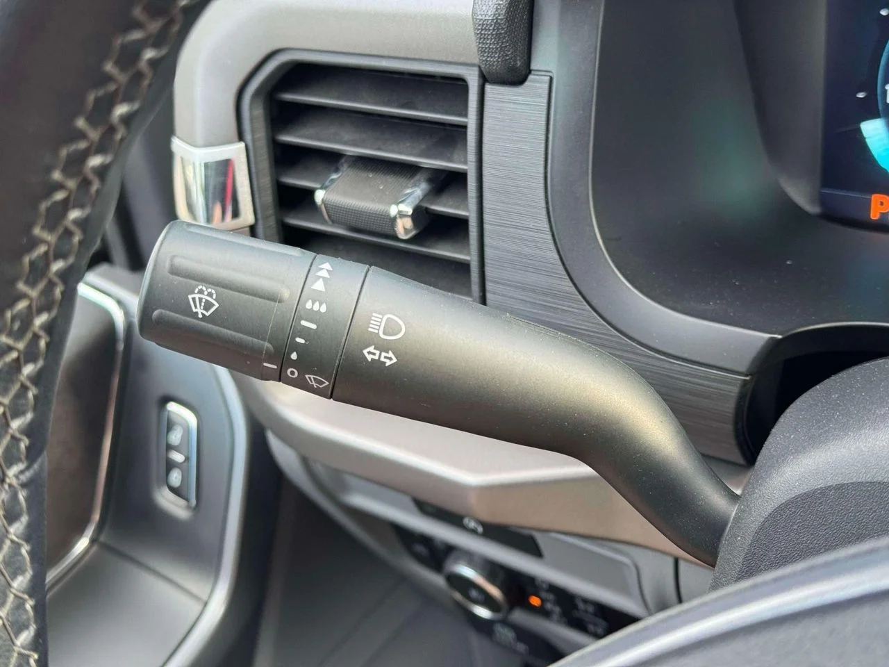 Used 2025 CARBONIZED GRAY METALLIC Ford XLT image 22