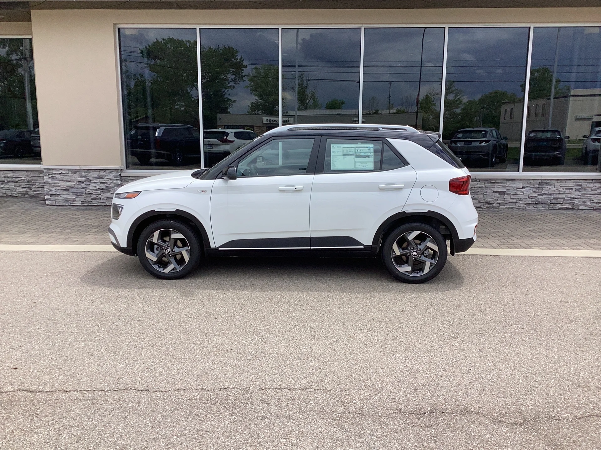 New 2026 Lunar White/Black Roof Hyundai SEL w/Two-Tone Roof image 8